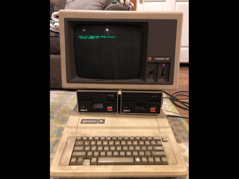 Man finds 30 year old apple computer hidden away and it is perfectly working | घराच्या अडगळीत मिळाला Apple चा ३० वर्ष जुना कॉम्प्युटर अन् बघतो तर काय...