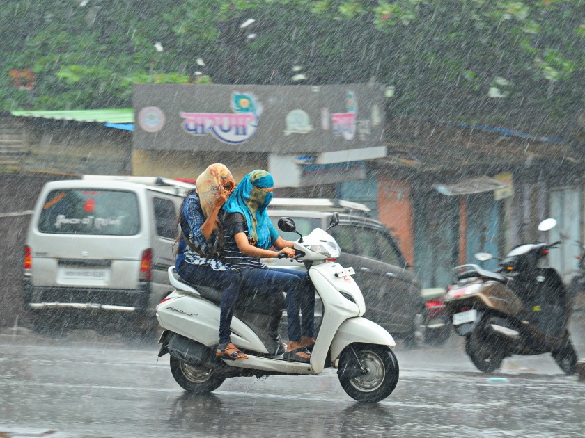 Heavy rain in Kolhapur with thunder | मेघगर्जनेसह कोल्हापुरात जोरदार पाऊस, शहरातील रस्त्यांवर पाणीच पाणी
