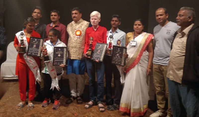 Award for handicapped student with disabilities | दिव्यांग विद्यार्थ्याला हस्तकलेत पुरस्कार