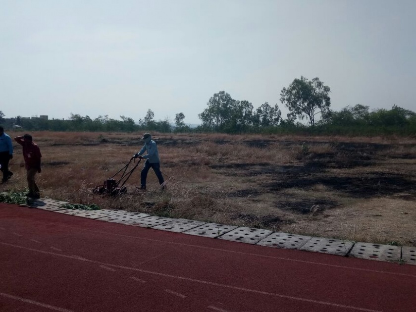 Fire at the 'Synthetic track' area of ​​Shivaji University, the type of cleaning done; The employees' runway | शिवाजी विद्यापीठातील ‘सिंथेटिक ट्रॅक’ परिसरात आग, स्वच्छत करताना घडला प्रकार; कर्मचाऱ्यांची धावपळ