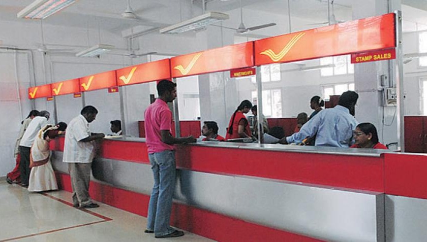 Financial support from Post Bank in lockdown; Three and a half crore allocated in Solapur district | लॉकडाऊनमध्ये पोस्ट बॅंकेकडून आर्थिक आधार; सोलापूर जिल्ह्यात साडेतीन कोटी वाटप