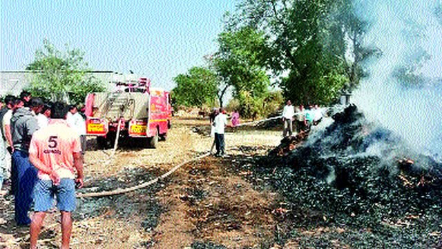 Fenugreek fires at Rajapur | राजापूर येथे आगीत चारा खाक