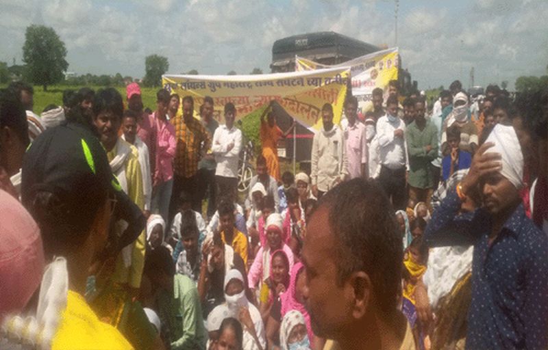 Jalasamadhi agitation of flood victims at Ganoja Devi | गणोजा देवी येथील पूरग्रस्तांचे जलसमाधी आंदोलन, दोन तास वाहतूक बंद