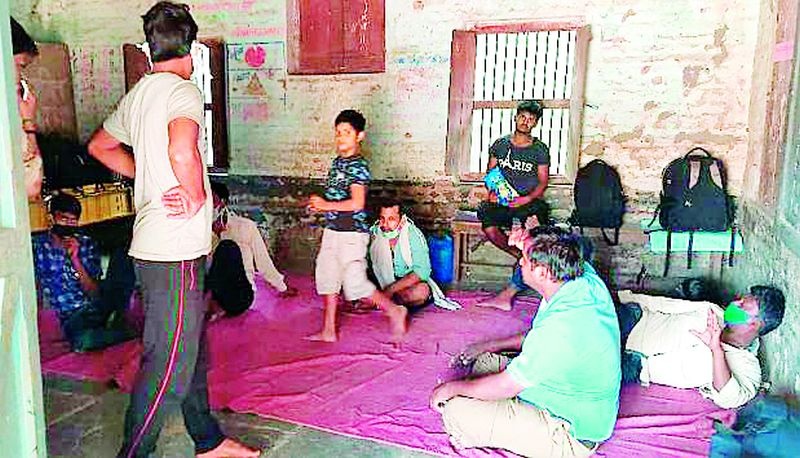 Three laborers working in Mumbai were arrested in the third quarter | मुंबईत काम करणाऱ्या ३४ मजुरांना तिवस्यात पकडले