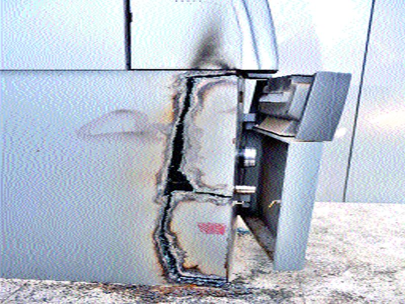 23 million looted incidents of ATM breaks; use of gas cutter; Trying to break other ATMs | एटीएम फोडून २३ लाखांची लूट सटाण्यातील घटना : गॅस कटरचा वापर; अन्य एटीएम फोडण्याचाही प्रयत्न