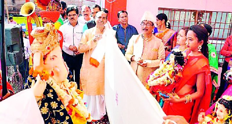 Gods married in Sanai Chowghada music by the Bhandarekars | सनई चौघड्यांच्या गजरात भंडारेकरांनी बांधली चक्क देवाचीच लगीन गाठ