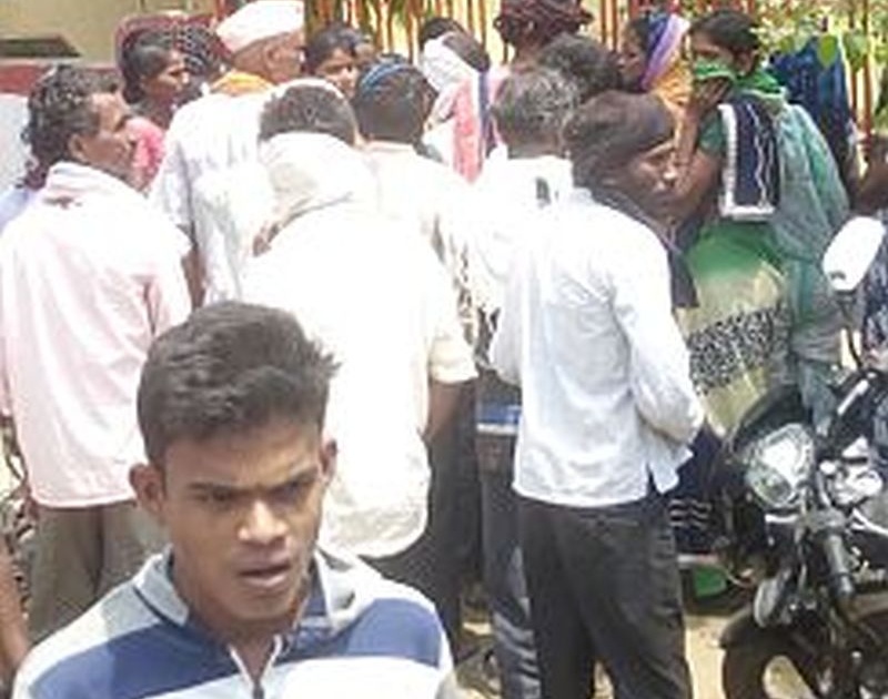Rohyo work embezzled angry laborers hit the gram panchayat | रोहयो कामात अपहार संतप्त मजूर धडकले ग्रामपंचायतीवर