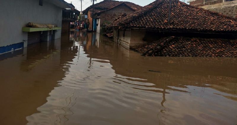 Surrounding flood plagues in rural areas | चहूबाजूच्या पुराने ग्रामीण भागात हाहाकार