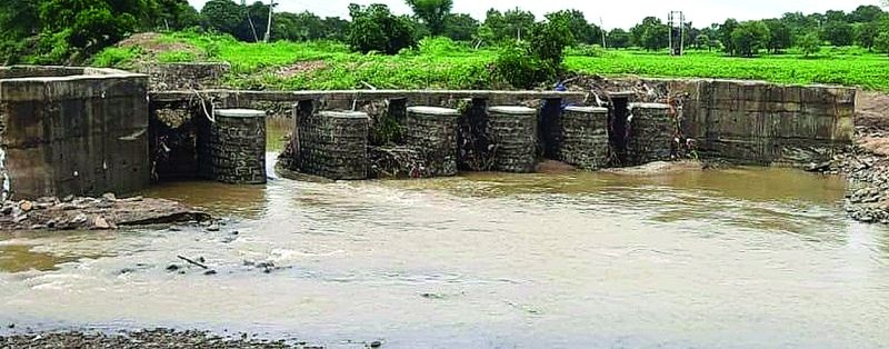 Kolhapuri dam repairing not done in Buldhana District | कोल्हापुरी बंधाऱ्यांच्या दुरूस्तीचा प्रश्न ऐरणीवर!