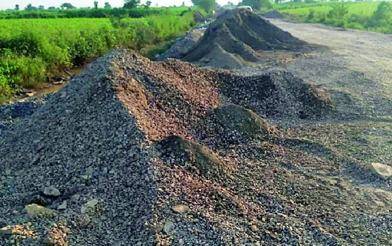 Major use of Major Minerals in road construction of Rs 250 cr. | २५० कोटींच्या रस्ता बांधकामात मेजर मिनरलचा सर्रास वापर