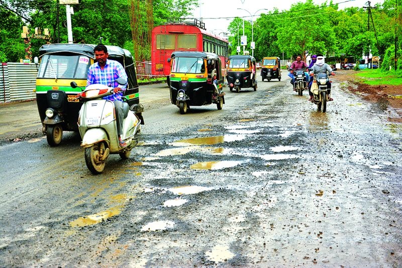 Patholes on Ashok Vatika to Railway Station Road | अशोक वाटिका ते रेल्वे स्टेशन रस्त्याचे तीनतेरा