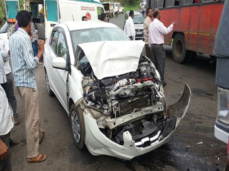 Accident in the Gadegaon Ghat in Jalgaon district | जळगावातील गाळेधारकांच्या कारला गाडेगाव घाटात अपघात