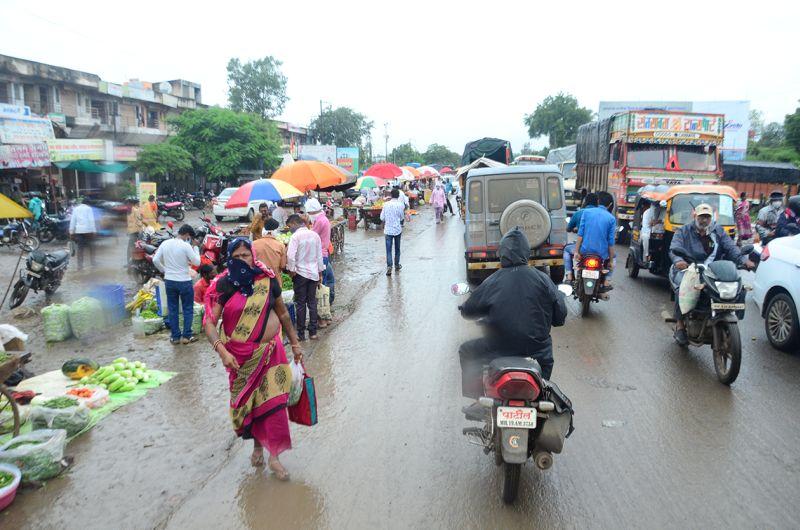 Pitfalls in Kashinath Chowk | काशिनाथ चौकात खड्ड्यांमुळे होतेय कोंडी
