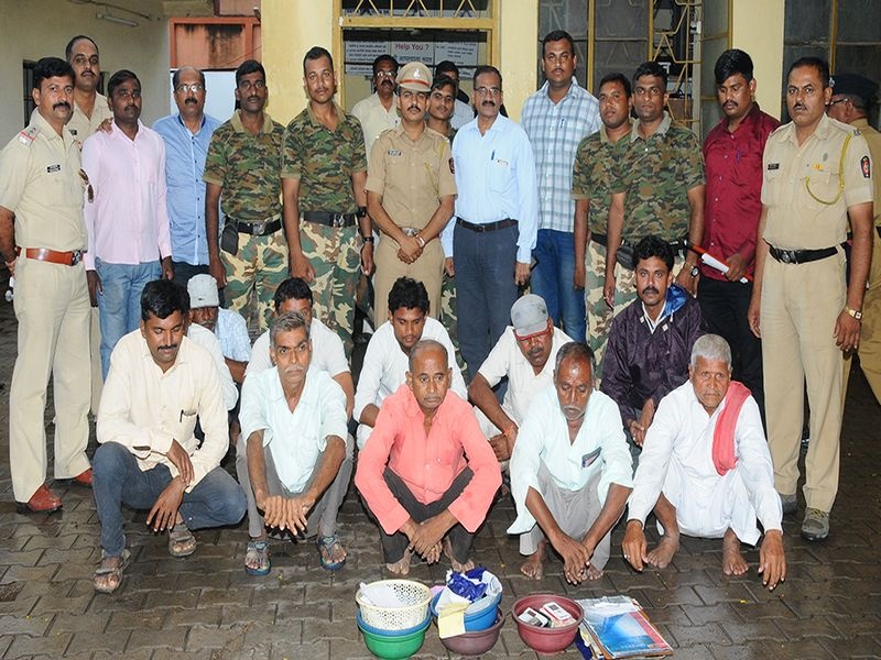 13 people detained in Jalgaon Satta club | जळगावात सट्टा पेढीवर धाड;13 जण अटकेत