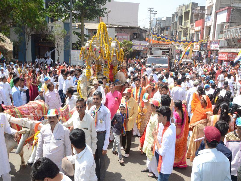 The procession, which took place in Dhule for Lord Mahavir Jayanti | धुळ्यात भगवान महावीर जयंतीनिमित्त काढण्यात आलेली मिरवणूक ठरली लक्षवेधक