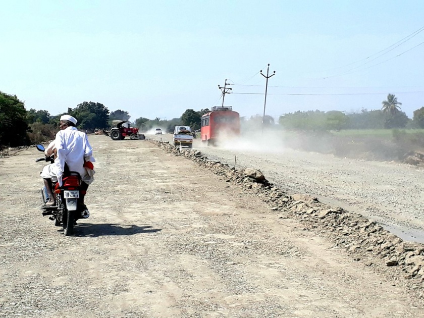 On the Satara-Pandharpur road, the vehicle holder Hiran, due to the four-dimensional scarcity | सातारा-पंढरपूर मार्गावर चौपदरीकरणातील धुरळ्यामुळे वाहनधारक हैराण