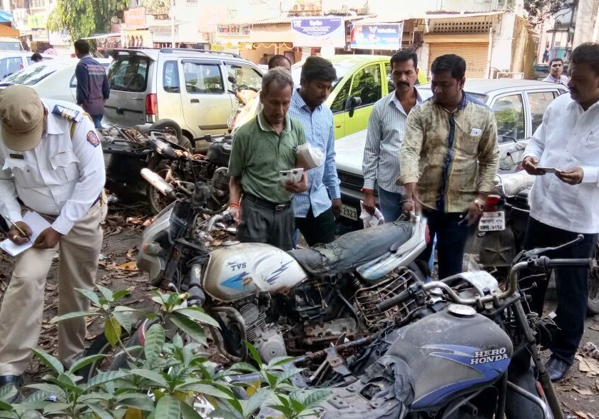 Dombivli police seized 18 bikes for two-wheelers: Action taken in Ramnagar area | डोंबिवलीत पोलीसांनी १८ बेवारस दुचाकी केल्या जप्त :रामनगर भागात केली कारवाई *