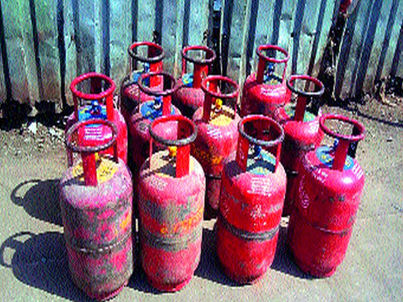 32 cylinders seized in domestic gas cylinders: Police raid on Nimse Mall | घरगुती गॅस सिलिंडरमधील गॅस चोरीचा पर्दाफाश ३२ सिलिंडर जप्त : निमसे मळ्यातील अड्ड्यावर पोलिसांचा छापा