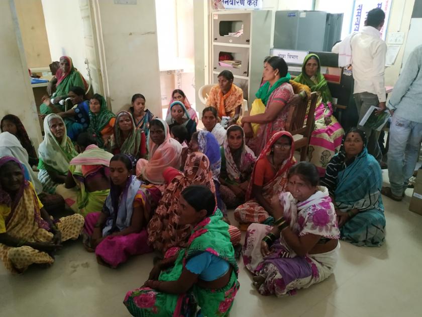 Women's stalled movement in tehsil office | टँकरसाठी तहसीलदारांच्या दालनात महिलांचे ठिय्या आंदोलन