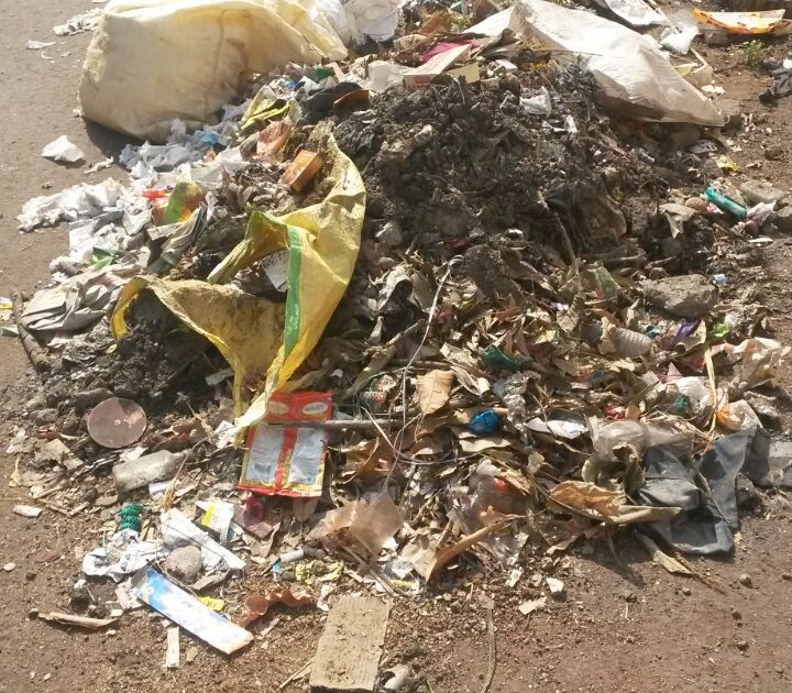 Trash of trash in Karmaveer colony of Satara; The odd one on one hand .. the garbage on the other side! | सातारा येथील कर्मवीर कॉलनीत कचऱ्यांचे ढीग; घंटागाडी एकीकडे.. कचरा दुसरीकडे !