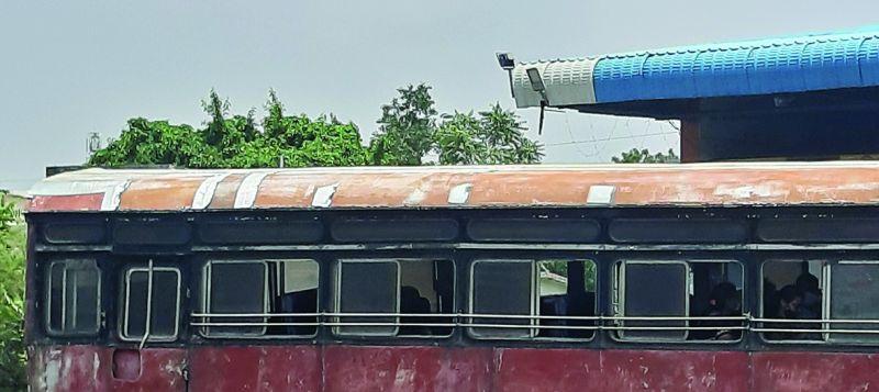 ST Buses in Bad condition in khamgaon | बस स्थानकात येणाऱ्या १० पैकी ७ एसटींना ठोकले वरून टप्पर!