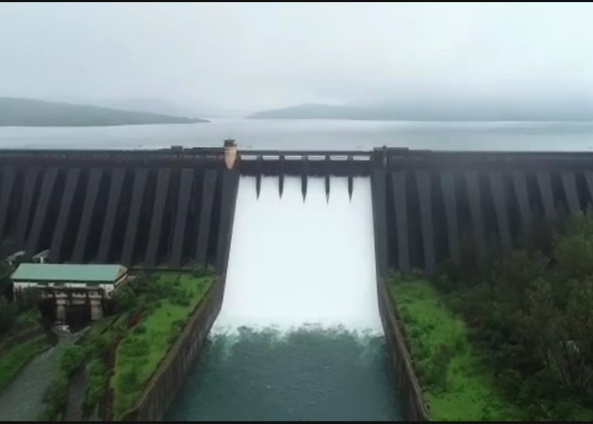 The gates of Koyna Dam are one and a half feet high, low in discharge | कोयना धरणाचे दरवाजे दीड फुटावर, विसर्ग कमी