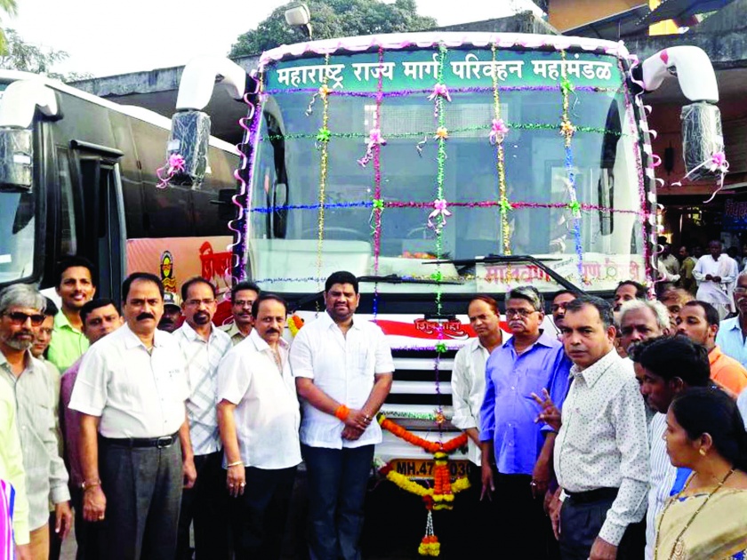 Launch of Shivshahi bus on Malvan-Pune-Nigdi road | मालवण-पुणे-निगडी मार्गावरील शिवशाही बसचा शुभारंभ