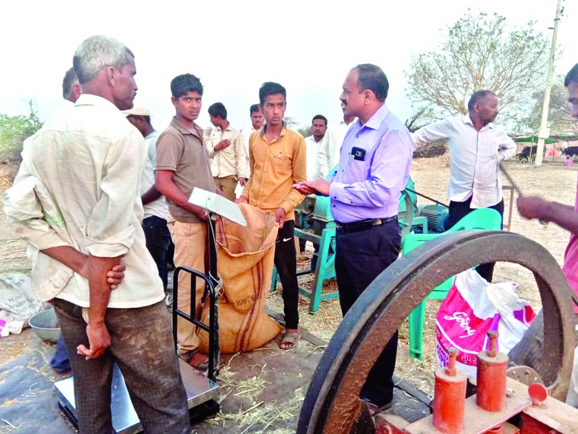Take care to supply pure water from tankers: Santosh Dhotre | टँकरमधून शुद्ध पाणी पुरवठा करण्याबाबत दक्षता घ्या :  संतोष धोत्रे