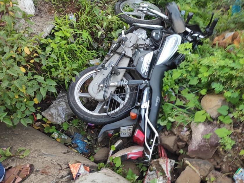 Two-wheeler injured in collision with unknown vehicle | अज्ञात वाहनाच्या धडकेने दुचाकीचालक जखमी