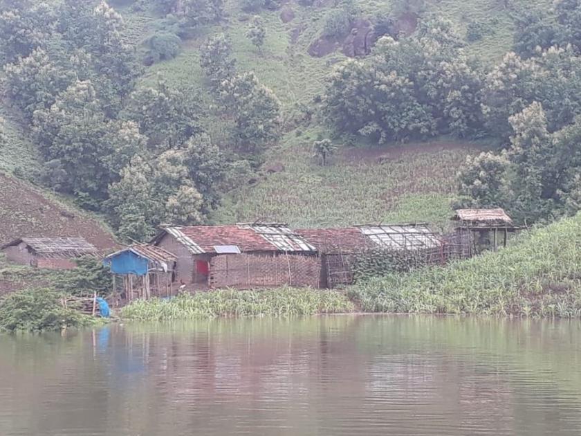 Displacement of 12 families from four villages in the submerged area | बुडीतात गेलेल्या चार गावातील 12 कुटूंबांचे सुरक्षितस्थळी विस्थापन