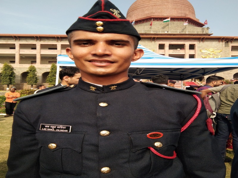 He became a military officer after learning at the Zilla Parishad | जिल्हा परिषदेत शिकून तो झाला लष्करी अधिकारी