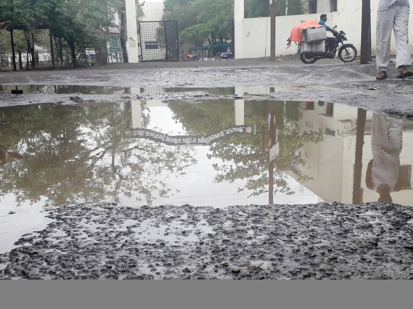 Parbhani: Road showers in the first rain | परभणी : पहिल्याच पावसात रस्त्यांची दुरवस्था