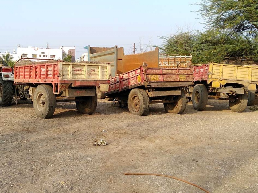 Parbhani: Four tractors of sand traffic were caught | परभणी : वाळू वाहतुकीचे चार ट्रॅक्टर पकडले