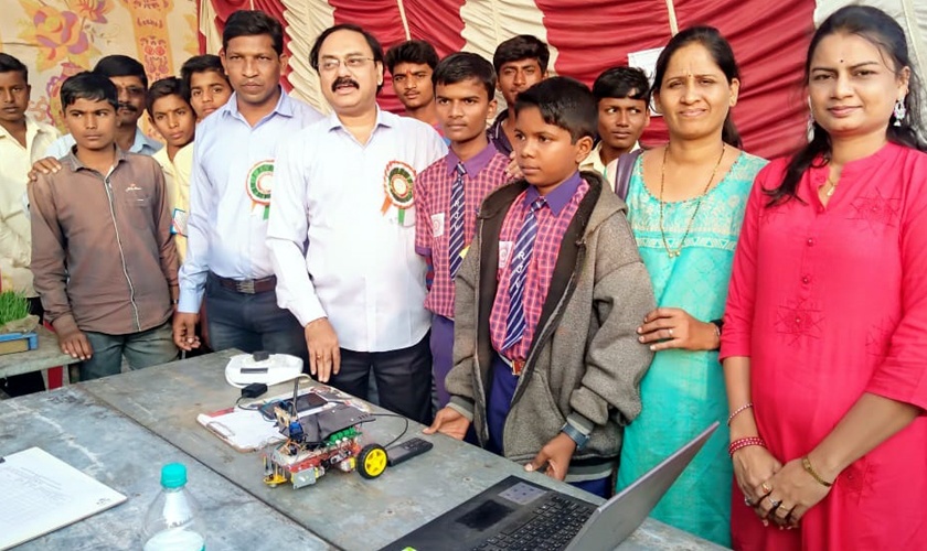 Parbhani: The invention of research by agricultural pumps and robots | परभणी : कृषीपंप अन् रोबोटद्वारे घडविला संशोधन अविष्कार