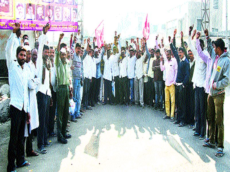 Workers' demonstrations on railway freight: Contract of Mathadi workers; Vigorous demonstrations; Declaration against the government | रेल्वे मालधक्क्यावर कामगारांची निदर्शने माथाडी कामगारांचा संप : जोरदार निदर्शने; शासनाच्या विरूद्ध घोषणाबाजी
