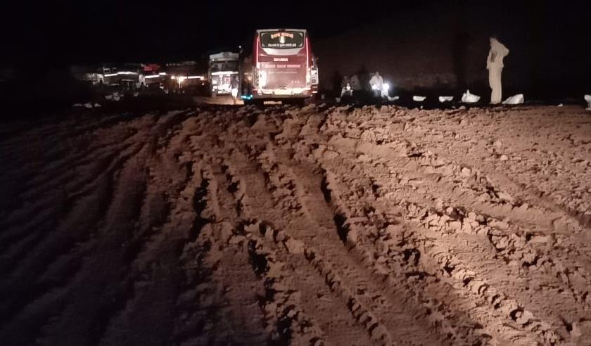 Due to the rains, traffic jam due to soil coming to Mumbai-Goa highway | पावसामुळे मुंबई - गोवा महामार्गावर माती आल्याने वाहतूक ठप्प