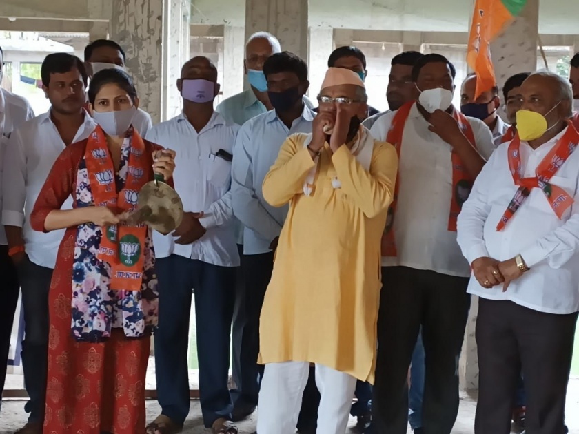 BJP bell ringing agitation at Muktainagar temple in Muktainagar | मुक्ताईनगरला मुक्ताई मंदिरात भाजपतर्फे घंटानाद आंदोलन