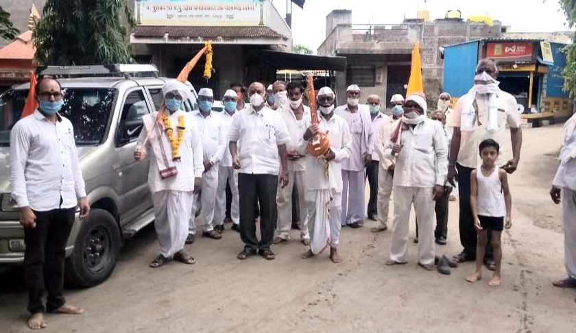 A representative of Vaikunthavasi Digambar Maharaj Sansthan from Chinawal finally left for Dindi Pandharpur | चिनावल येथील वैकुंठवासी दिगंबर महाराज संस्थानची प्रातिनिधिक दिंडी पंढरपूरला अखेर रवाना