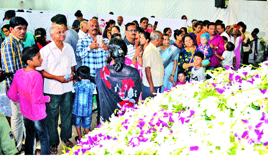 The crowd to see the Sangli floral show | सांगलीत पुष्प प्रदर्शन पाहण्यास गर्दी