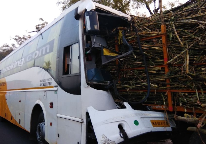 Satara: Private passenger bus enters a trolley with sugarcane; 32 passengers injured minor | सातारा : खासगी प्रवासी बस घुसली ऊसाच्या ट्रॉलीत; ३२ प्रवासी किरकोळ जखमी