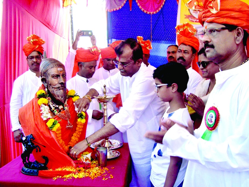 Sindhudurg: Inauguration of Vijaydurg Festival, Dholatash, Fireworks firing procession | सिंधुदुर्ग : विजयदुर्ग महोत्सवाचे उद्घाटन, ढोलताशे, फटाक्यांच्या आतषबाजीत मिरवणूक