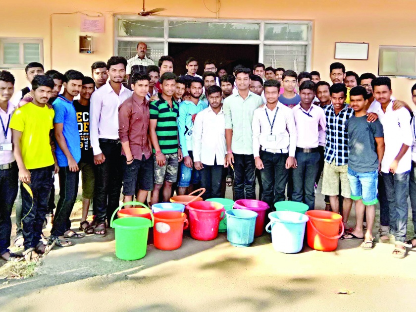 Students missed the stomach in the water, Malwan Government Polytechnic type | सिंधुदुर्ग : पाण्यासाठी विद्यार्थ्यांनी चुकविली तासिका, मालवण शासकीय तंत्रनिकेतनमधील प्रकार