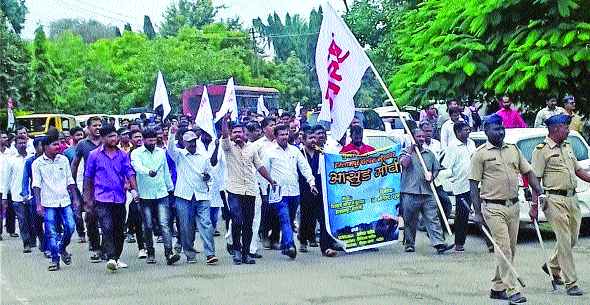 Andifake agitation on Sadbhau's house | सदाभाऊंच्या घरावर अंडीफेक आंदोलन करू