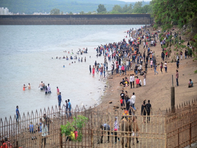 crowd on khadakwasla dam due to weekend | विकेंडमुळे खडकवासला धरणावर पर्यटकांची गर्दी