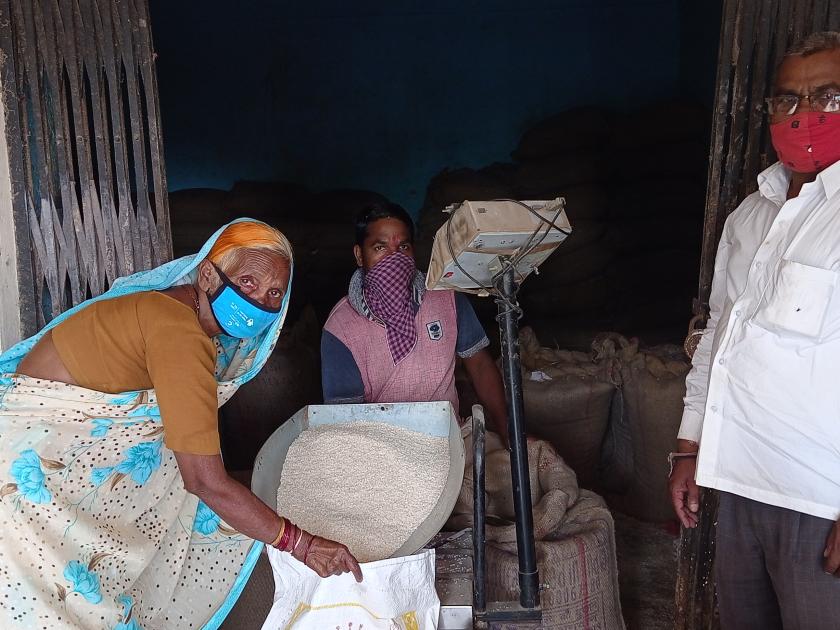 Free distribution of foodgrains in Varkheda under Garib Kalyan Yojana | गरीब कल्याण योजनेंतर्गत वरखेड्यात मोफत धान्य वाटप