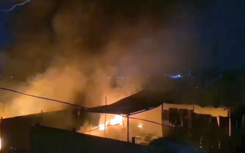 A huge fire broke out in a plastic warehouse in Wadalagaon | वडाळागावातील प्लॅस्टिक गुदामाला भीषण आग