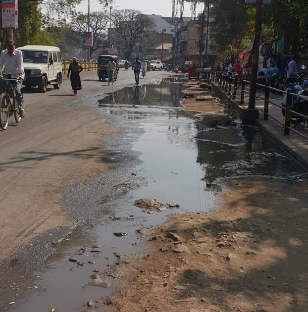 Distraction of sewage on Sangli's station road, bad smell spread in the area | सांगलीच्या स्टेशनरोडवर सांडपाण्याचा लोंढा, परिसरात दुर्गंधी पसरली