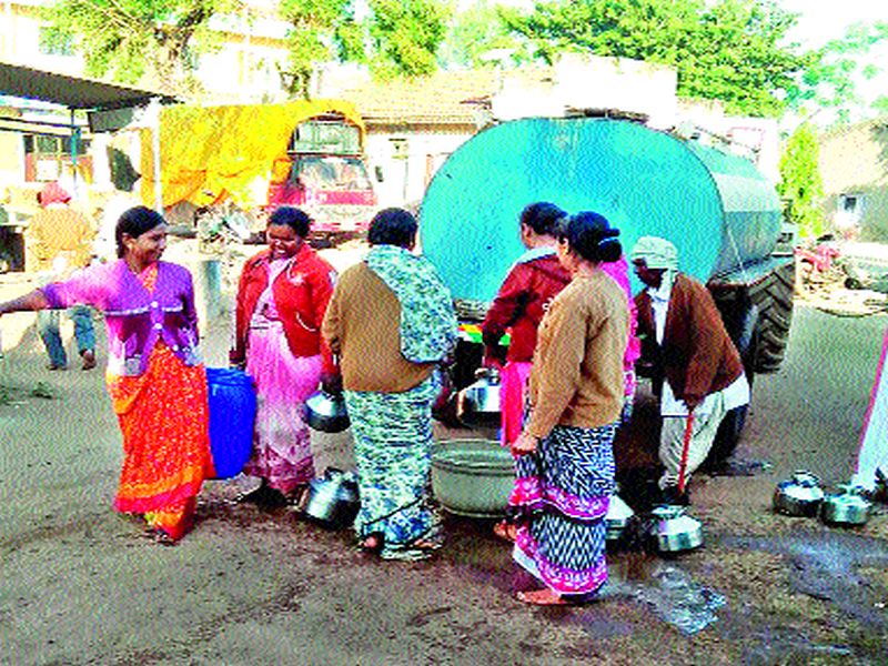 Incomplete Drinking Water Scheme: Water tanks are still provided to the village through tankers | अपूर्ण पेयजल योजना : टँकरद्वारे गावाला पुरविले पाणीतीन गावे अद्यापही तहानलेलीच