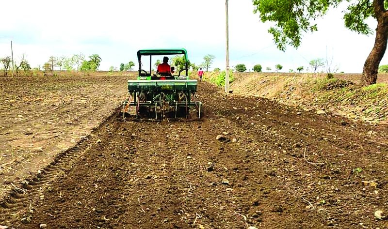 50% sowing in Washim district despite low rainfall | वाशिम जिल्ह्यात अल्पशा पावसावर आटोपल्या ५० टक्के पेरण्या