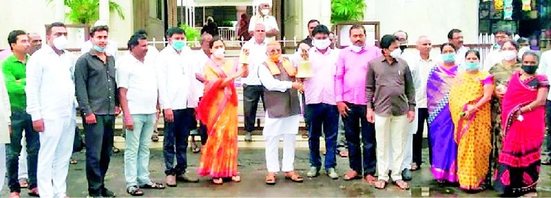 BJP's 'bell ringing' agitation at Takarkhed | टाकरखेड येथे भाजपचे ‘घंटानाद’ आंदोलन